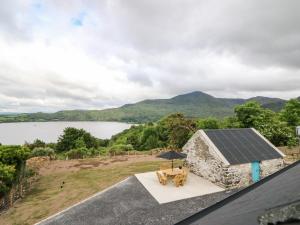 基拉尼An Sean Teach的享有带太阳能屋顶房屋的空中景致