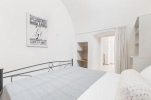 卡斯特里尼亚诺德尔卡波LecasinediCo` by BarBarHouse的白色的卧室设有床铺和白色的墙壁