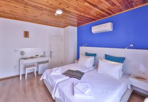 卡斯Elit Hotel Kas的一间卧室设有一张蓝色墙壁的大床