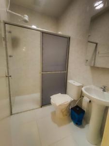 弗洛里亚诺波利斯Residencial Terrazas的带淋浴、卫生间和盥洗盆的浴室