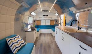 希典Luxury Vintage Airstream RV/Caravan Retro Charm Meets Comfort的旧气流拖车内的厨房,带水槽