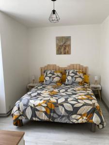 FeingsGITE DE LA CAZELLERIE的一间卧室配有一张带五颜六色棉被的床