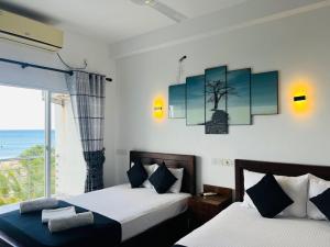 亭可马里里约纳海滩酒店的海景客房 - 带两张床