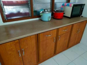 诗巫Sibu kulas homestay的一个带台面的厨房台,上面有用具