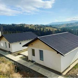 布克维Котеджі Зоряне Небо的顶部设有太阳能电池板的房子