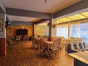 科帕卡巴纳solsticio hostel的一间带桌椅和电视的用餐室