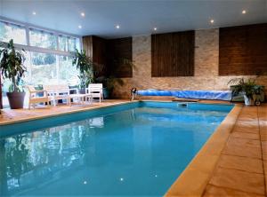 阿列日河畔的塔拉斯孔多梅因夫尼旅馆的一座蓝色的游泳池