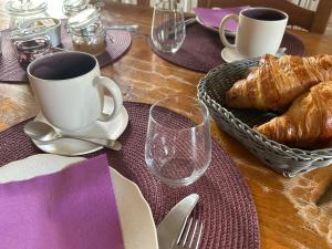 阿列日河畔的塔拉斯孔多梅因夫尼旅馆的桌上放着咖啡和羊角面包