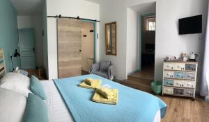 阿列日河畔的塔拉斯孔多梅因夫尼旅馆的一间卧室配有带毛巾的床