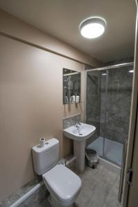 莫克姆Morecambe Rooms的浴室配有卫生间、盥洗盆和淋浴。