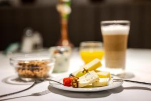 卢塞恩诺普尔卢塞恩酒店的桌上的一盘食物,配上两杯饮料