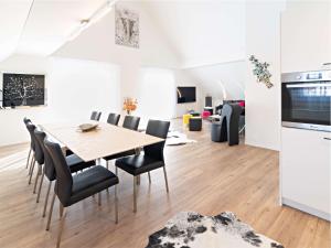 埃申茨Exklusive 5,5 Zimmer Wohnung für Familien und Business的用餐室以及带桌椅的起居室。