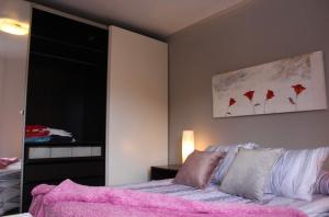 莫尼斯特罗尔Barcelo al riu的一间卧室配有一张带粉色毯子的床