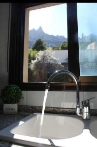 莫尼斯特罗尔Barcelo al riu的厨房水槽,窗户里的水源