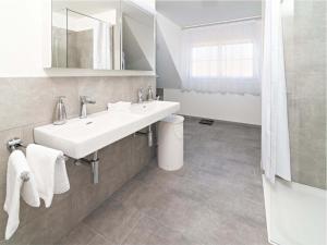 埃申茨Exklusive 5,5 Zimmer Wohnung für Familien und Business的白色的浴室设有水槽和镜子