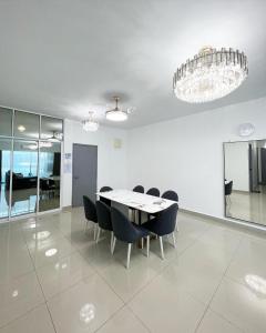 拿笃SDC Suite Home的一间带桌椅和吊灯的用餐室