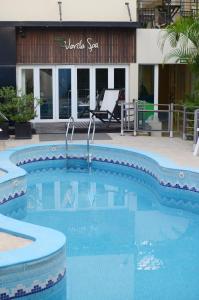 Hotel Suite & Spa Verdesolaro内部或周边的泳池