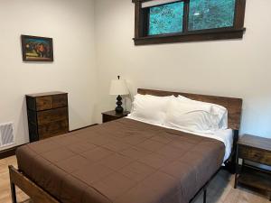 CoramGlacier Homestead的一间卧室设有一张大床和一个窗户。