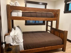 CoramGlacier Homestead的一间卧室配有两张双层床。