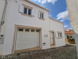 Alqueidão da SerraChez Gilbert-Alojamento Local的白色的房子,设有车库