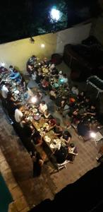 门多萨Hostel Int Mendoza的坐在一个房间里桌子上的一大群人