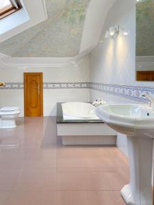 维拉加尔西亚·德·阿劳萨Villa Remoan的一间带水槽、浴缸和卫生间的浴室