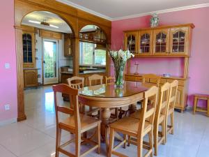 维拉加尔西亚·德·阿劳萨Villa Remoan的用餐室配有桌椅和粉红色的墙壁