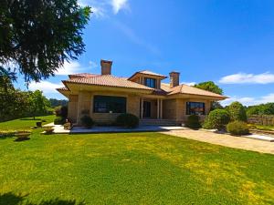 维拉加尔西亚·德·阿劳萨Villa Remoan的前面有绿色草坪的房子