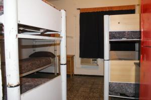 门多萨Hostel Int Mendoza的一间卧室配有两张双层床。