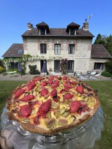 翁弗勒尔La Maison d'Aline - Honfleur - Maison d'Hôte De Charme A La Normande的屋前餐桌上的一大块比萨饼