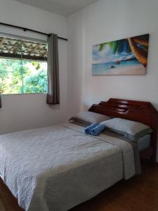 西波山Estadia cipó的一间卧室设有一张床和一个窗口
