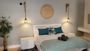 豪特湾Pelican Cottage - 800m from Beach & Yacht School的一间卧室配有一张床和两个灯