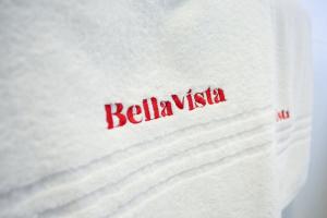 洛迦诺Hotel Bellavista Locarno的白色衬衫,上面写着贝拉维塔语