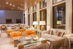 霍尼托斯Hotel y Cabañas Hornitos - Caja Los Andes的带沙发、椅子和桌子的客厅