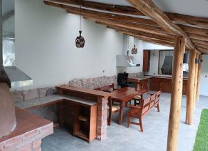 奥兰太坦波Villas de Yanahuara的一间带木桌和椅子的用餐室