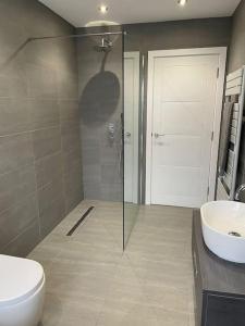 PoyntonLuxury Canalside Apartment with Hot Tub的带淋浴、卫生间和盥洗盆的浴室