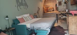 伊泽尔河畔的罗曼La Tannerie - BedinShop的一间卧室,卧室内配有一张床和一把椅子