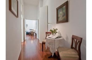 罗马克罗里迪罗马住宿加早餐旅馆的一间带桌椅的房间和一间客厅