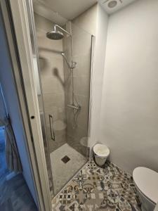 马拉加Ático Molière Beach的设有带卫生间的浴室内的淋浴间