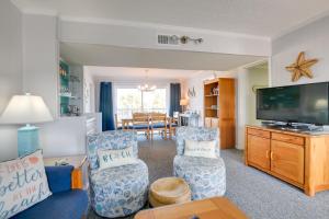 海洋岛海滩Sunny Condo - Private Ocean Isle Beach Access!的客厅配有2把椅子和平面电视