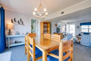 海洋岛海滩Sunny Condo - Private Ocean Isle Beach Access!的用餐室以及带桌椅的起居室。