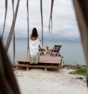 Tintipan IslandSal Si Puedes的坐在海滩长凳上的女人
