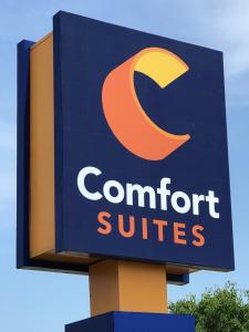 斯普林菲尔德Comfort Suites near Route 66的建筑物上一个转换开关的标志