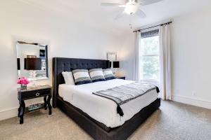 费耶特维尔Fayetteville Vacation Rental Near UA Campus的一间卧室设有一张大床和一个窗户。