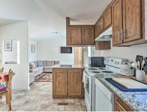 马里波萨Blue Mountainview的厨房配有木制橱柜和白色家电