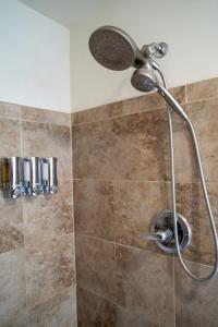 卢雷Mockingbird Mountain Spa and Retreat的浴室内配有淋浴和头顶淋浴