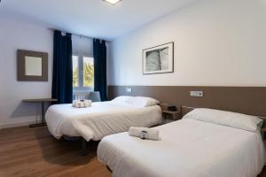 阿罗萨新镇普拉亚拉斯辛纳斯旅馆的酒店客房设有两张床和窗户。