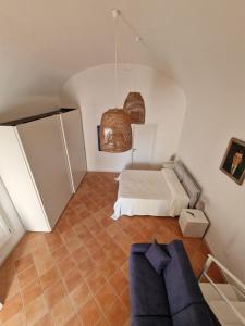伊斯基亚Casa Dei Nonni的一间卧室配有一张床和一个沙发