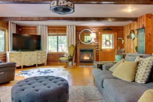 卢尔湖Cabin in Lake Lure Near Chimney Rock and Asheville!的带沙发和电视的客厅