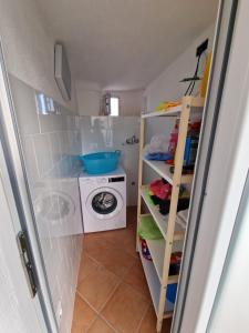 伊斯基亚Casa Dei Nonni的一间带洗衣机和洗衣机的小浴室